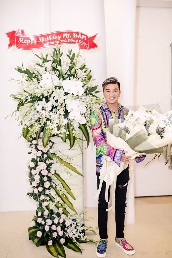 Thuc don tiec sinh nhat Dam Vinh Hung toan 