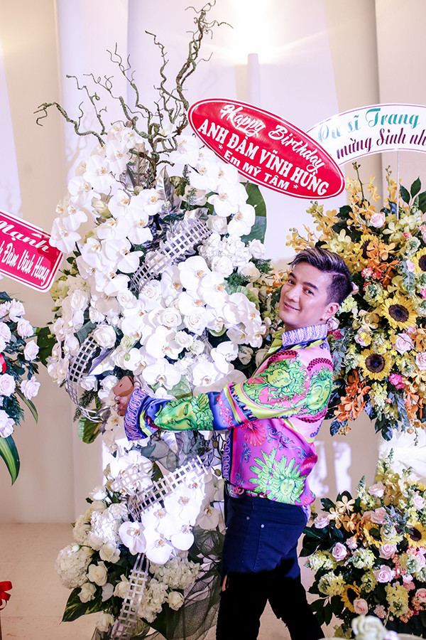 Thuc don tiec sinh nhat Dam Vinh Hung toan 