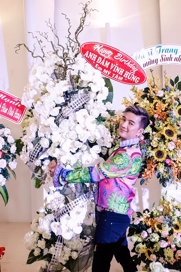 Thuc don tiec sinh nhat Dam Vinh Hung toan 