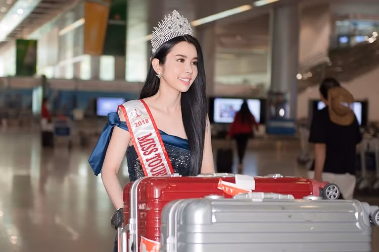 Xuất hiện tại sân bay, Huỳnh Vy gây chú ý với vẻ ngoài rạng rỡ cùng chiếc vương miện quý giá đội trên đầu.