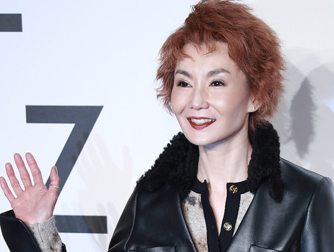 "Nhìn ảnh Trương Mạn Ngọc, tôi mới hiểu thời gian khắc nghiệt đến nhường nào. Cô ấy đã không còn nét đẹp thanh xuân năm nào. Dù sao cũng thấy mừng khi Trương Mạn Ngọc tham dự sự kiện showbiz sau thời gian dài", độc giả Sina nói.