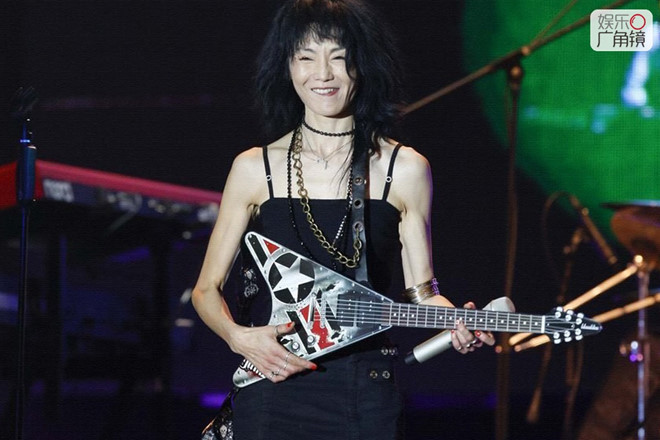 Làn da nhăn nheo, gương mặt hốc hác, Trương Mạn Ngọc già trông thấy so với những đồng nghiệp cùng thời như Tăng Hoa Thiên, Lưu Gia Linh.