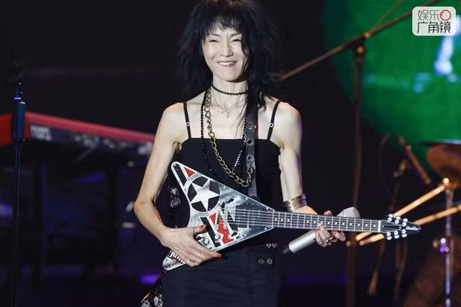 Làn da nhăn nheo, gương mặt hốc hác, Trương Mạn Ngọc già trông thấy so với những đồng nghiệp cùng thời như Tăng Hoa Thiên, Lưu Gia Linh.