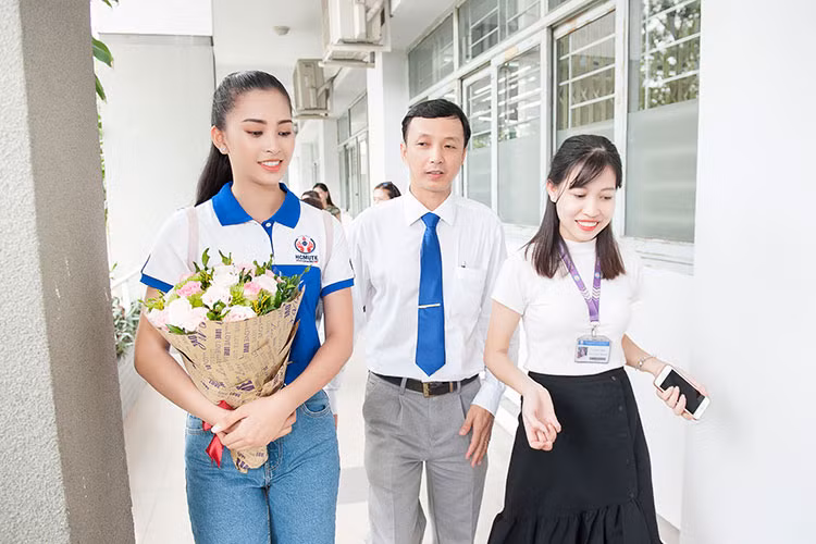 Đến trường học, tân Hoa hậu Việt Nam 2018 được giáo viên, sinh viên nhà trường chào đón khá nồng nhiệt.