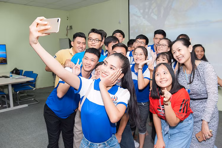 Trần Tiểu Vy chụp ảnh kỷ niệm trong ngày đầu đến lớp đại học.