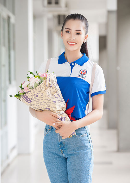 Diện chiếc áo đồng phục của trường, Hoa hậu Trần Tiểu Vy vô cùng trẻ trung, năng động.