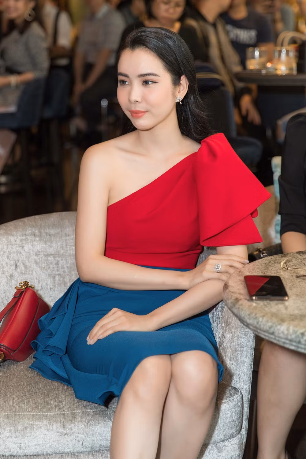 Được biết, trong show thời trang AMI Fashion Shows với chủ đề "Tôi đi giữa hoàng hôn" sắp tới, Huỳnh Vy sẽ đóng vai trò là gương mặt mở màn cho show diễn.