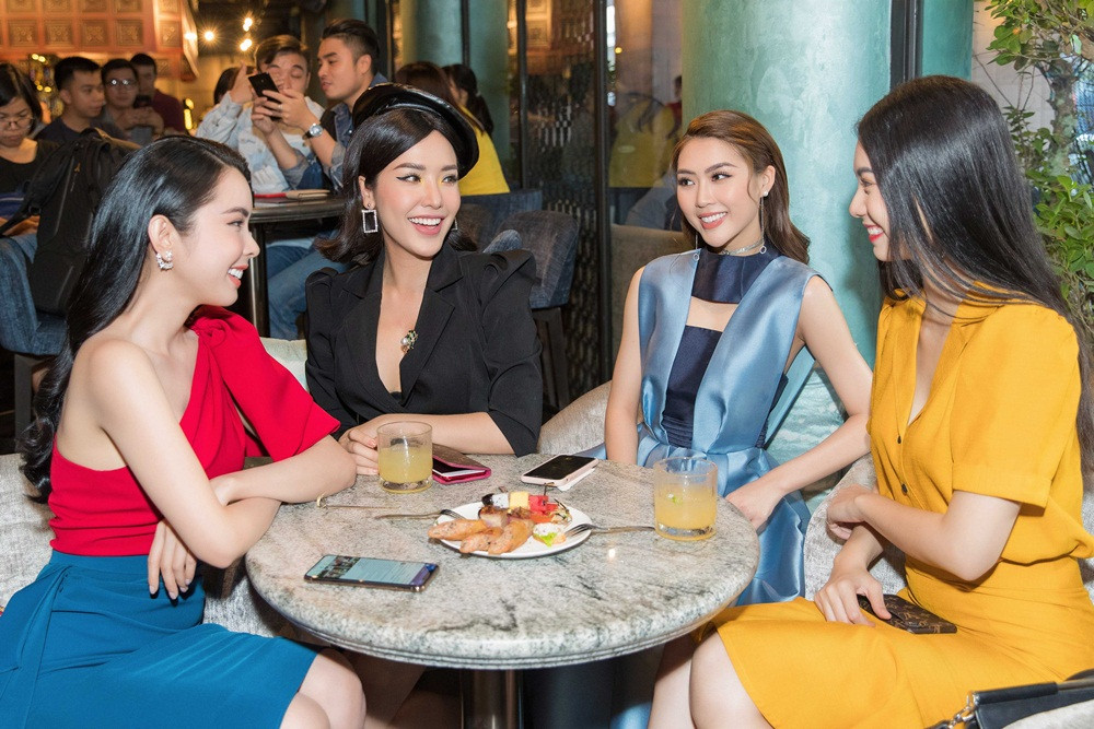 Hoa hậu Huỳnh Vy vui vẻ hội ngộ dàn người đẹp tại sự kiện.