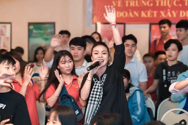 Cùng với Thúy An, sự kiện còn có sự góp mặt của ca sĩ Hải Yến, MC Thanh Giang.