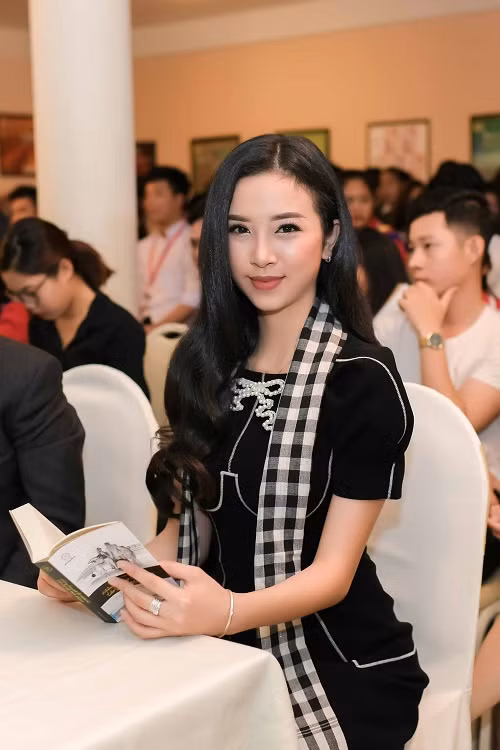 Đây là lần tái xuất của người đẹp sau thông tin phải bỏ thi Miss International 2018 vì lý do sức khỏe.