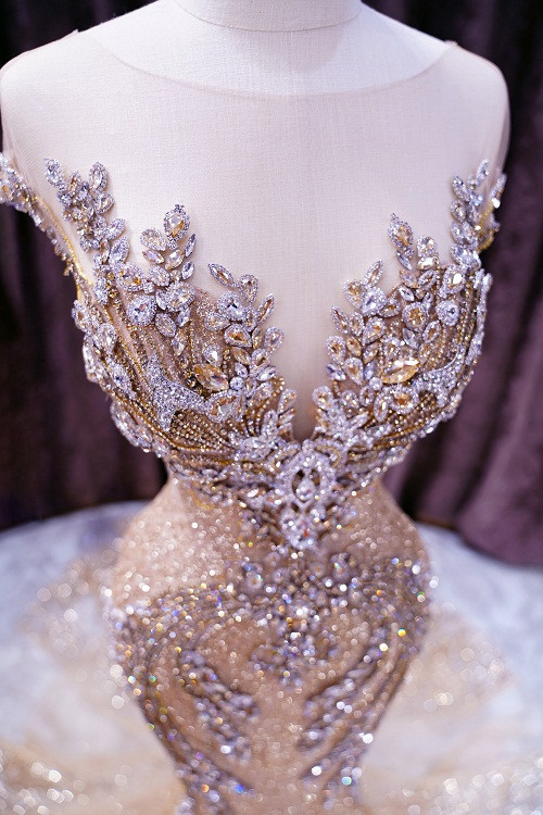 Ngoài ra, Myanmar là “đất nước của những ngôi chùa và Phật giáo” nên người đẹp sinh năm 1998 cũng chọn tông màu vàng với hy vọng đây là màu sắc may mắn giúp cô tỏa sáng.