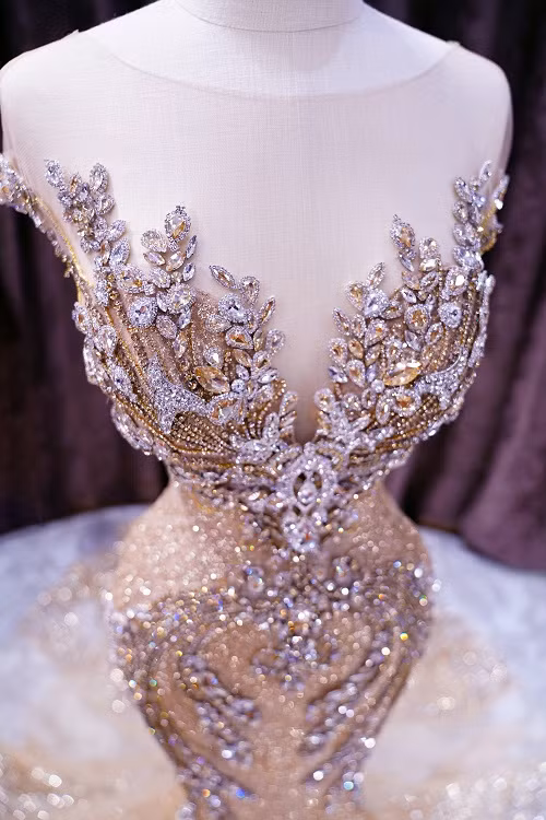 Ngoài ra, Myanmar là “đất nước của những ngôi chùa và Phật giáo” nên người đẹp sinh năm 1998 cũng chọn tông màu vàng với hy vọng đây là màu sắc may mắn giúp cô tỏa sáng.