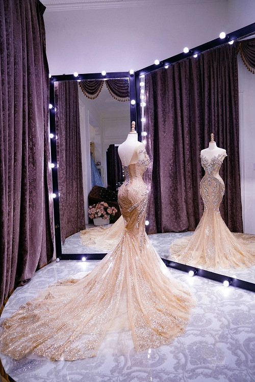 Đường nét uyển chuyển của từng lá lúa ôm sát sẽ tôn vinh được những đường cong hình thể và sẽ là điểm nhấn cho Phương Nga tại đêm thi quan trọng nhất.