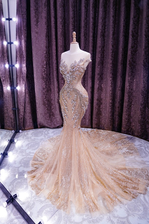 NTK Anh Thư chia sẻ, chiếc đầm có màu vàng đồng lấp lánh thể hiện sự lộng lẫy và quyền lực của Phương Nga tại đấu trường nhan sắc quốc tế.