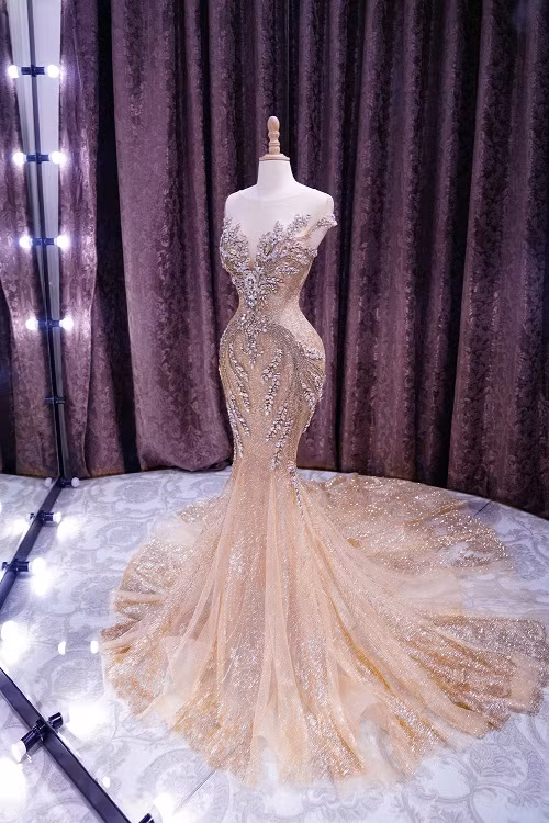 NTK Anh Thư chia sẻ, chiếc đầm có màu vàng đồng lấp lánh thể hiện sự lộng lẫy và quyền lực của Phương Nga tại đấu trường nhan sắc quốc tế.