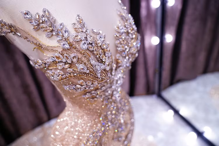 Các chi tiết được đính kết tỉ mỉ, công phu.