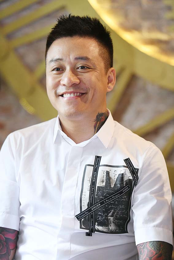 Tuan Hung khong dam buoc chan ra duong sau on ao bi huy show