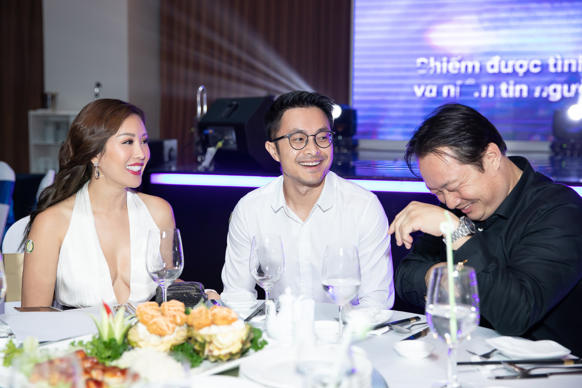 Mới nhất, hoa hậu 3 con bật mí, tháng 10 là tháng sinh nhật và cô sẽ chính thức cho ra mắt cuốn sách đầu tay mang tựa đề “Đàn Bà Phố Thị” vào ít ngày tới.