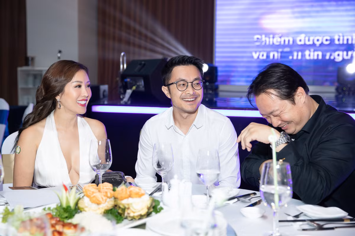 Mới nhất, hoa hậu 3 con bật mí, tháng 10 là tháng sinh nhật và cô sẽ chính thức cho ra mắt cuốn sách đầu tay mang tựa đề “Đàn Bà Phố Thị” vào ít ngày tới.