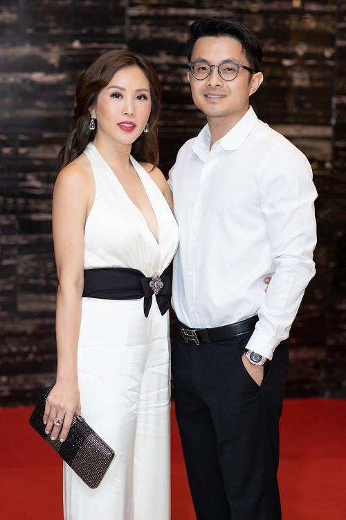 Hộ tống Thu Hoài đi dự tiệc là bạn trai doanh nhân. Khác với những lần lộ diện trước đây, ngay tại sảnh đón khách, Thu Hoài và bạn trai thoải mái chụp hình kỷ niệm. Hành động này nhằm khẳng định tình yêu bền chặt sau 3 năm gắn bó của cặp đôi.