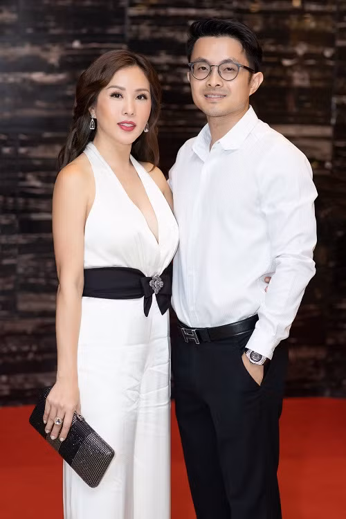 Hộ tống Thu Hoài đi dự tiệc là bạn trai doanh nhân. Khác với những lần lộ diện trước đây, ngay tại sảnh đón khách, Thu Hoài và bạn trai thoải mái chụp hình kỷ niệm. Hành động này nhằm khẳng định tình yêu bền chặt sau 3 năm gắn bó của cặp đôi.