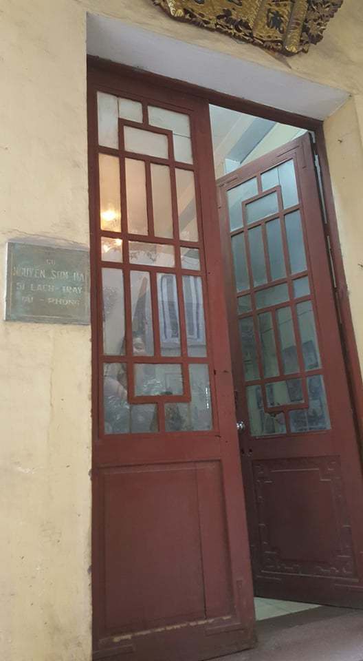 Cửa dẫn vào khu nhà chính của biệt thự.