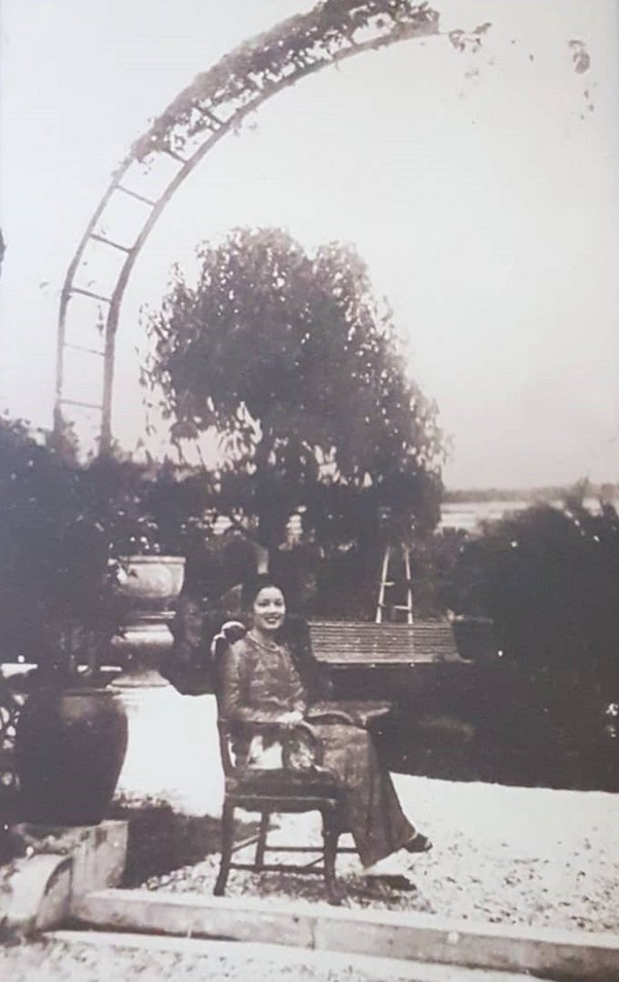 Cụ Nguyễn Thị Ngọc Mùi - vợ doanh nhân Nguyễn Sơn Hà, chụp ảnh trong khu vườn nhà.