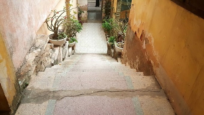 Bậc thềm có hiện tượng nứt, nhiều mảng sơn tường đã tróc lở. Bà Sơn Trúc cho biết, bà không có mơ ước gì hơn ngoài việc lưu giữ nguyên vẹn căn nhà và những kỷ vật của người cha tài ba.