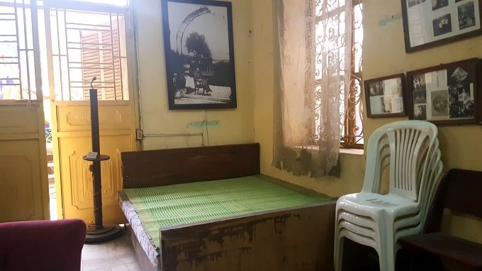 Chiếc giường từ thời kỳ bao cấp vẫn được giữ gìn dù xuất hiện nhiều vết hỏng hóc, mối mọt.