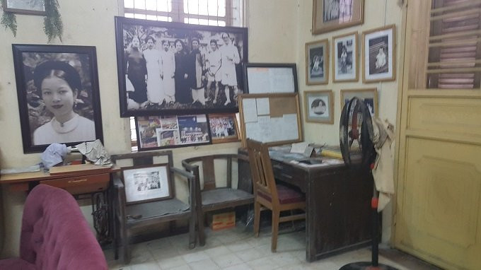 Doanh nhân Sơn Hà chụp ảnh cùng gia đình nhà vợ trong vườn biệt thự. Bức ảnh được treo trang trọng bên góc phòng làm việc của ông.