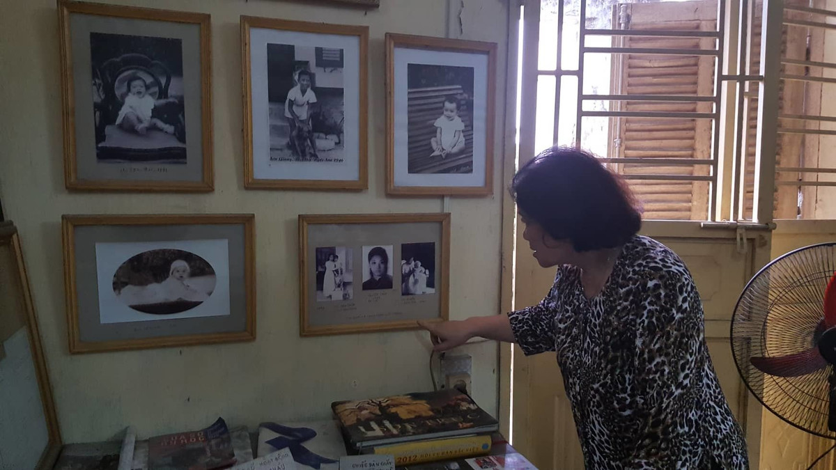 Họa sĩ Sơn Trúc chăm chút từng kỷ vật của cha mẹ.