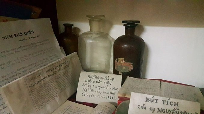 Một số dụng cụ doanh nhân Nguyễn Sơn Hà dùng pha chế sơn, thời kỳ khởi nghiệp.