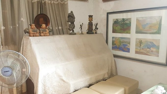 Chiếc đàn piano phủ vải, nằm im lìm trong góc phòng tầng 3.