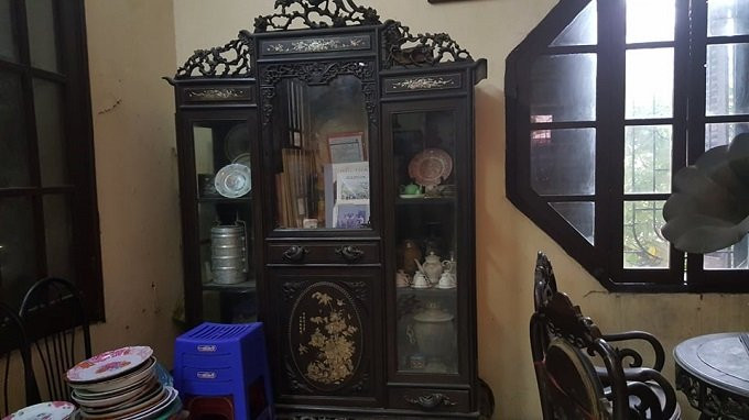 Chiếc tủ cất giữ nhiều kỷ vật của vợ chồng doanh nhân Nguyễn Sơn Hà.