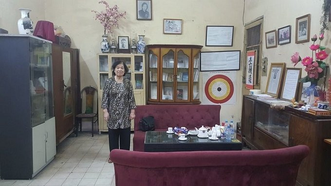 Bà Trúc cho hay, căn phòng cạnh gian thờ là nơi bố mẹ mình sống những năm tháng cuối đời. Ở đây treo nhiều bức ảnh của các thành viên trong gia đình.