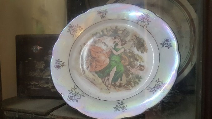 Chiếc đĩa sứ cô đầm tây - sản phẩm gia dụng đặc trưng thời kỳ 1930 - 1940.