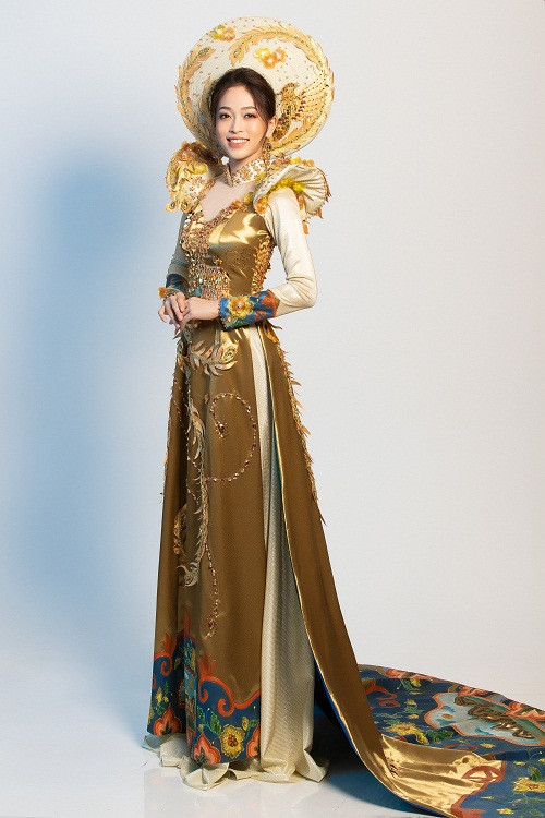 Được biết, NTK Khánh Shyna đã thức trắng suốt 3 ngày 3 đêm để hoàn thành bộ quốc phục cho Phương Nga.