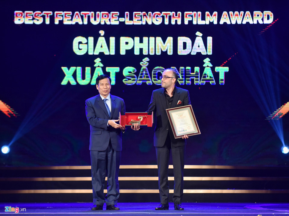 Bộ trưởng Nguyễn Ngọc Thiện trao giải quan trọng nhất - Phim truyện xuất sắc - cho The Dark Room của điện ảnh Iran. Đây là tác phẩm theo chân một đôi vợ chồng nghi ngờ đã có người quấy rối tình dục đứa con trai 5 tuổi của mình. Đại diện đoàn phim phát biểu họ muốn chia sẻ niềm hy vọng về tương lai tươi sáng dành cho trẻ em trên toàn thế giới thông qua bộ phim. Bản thân điện ảnh Iran cũng là một tiêu điểm của HANIFF năm nay.