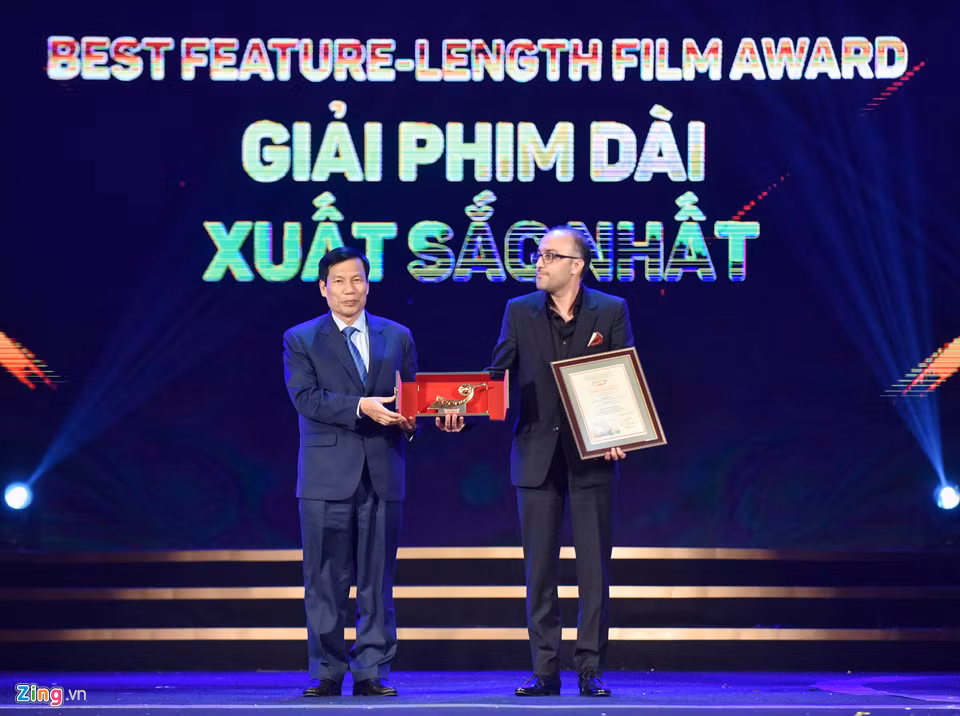 Bộ trưởng Nguyễn Ngọc Thiện trao giải quan trọng nhất - Phim truyện xuất sắc - cho The Dark Room của điện ảnh Iran. Đây là tác phẩm theo chân một đôi vợ chồng nghi ngờ đã có người quấy rối tình dục đứa con trai 5 tuổi của mình. Đại diện đoàn phim phát biểu họ muốn chia sẻ niềm hy vọng về tương lai tươi sáng dành cho trẻ em trên toàn thế giới thông qua bộ phim. Bản thân điện ảnh Iran cũng là một tiêu điểm của HANIFF năm nay.