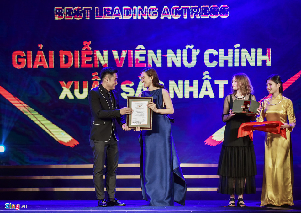 Khoảnh khắc Phương Anh Đào nhận giải từ Minh Tiệp và Agata Trzebuchowska. Nữ diễn viên người Ba Lan từng sắm vai chính trong Ida (2013) - bộ phim thắng giải Oscar cho Phim nước ngoài nói tiếng xuất sắc hồi đầu 2015.