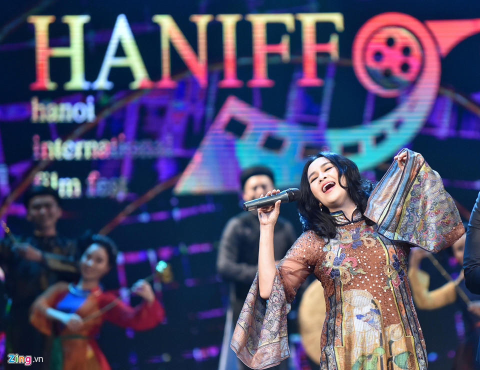 Nữ ca sĩ Thanh Lam trình bày phiên bản mới của khúc ca quan họ Người ở đừng về.