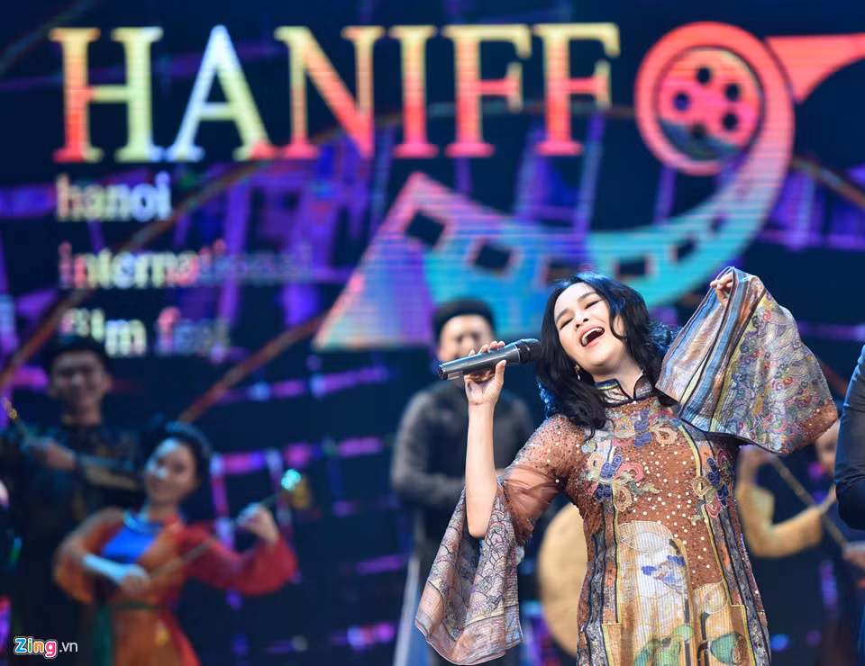 Nữ ca sĩ Thanh Lam trình bày phiên bản mới của khúc ca quan họ Người ở đừng về.