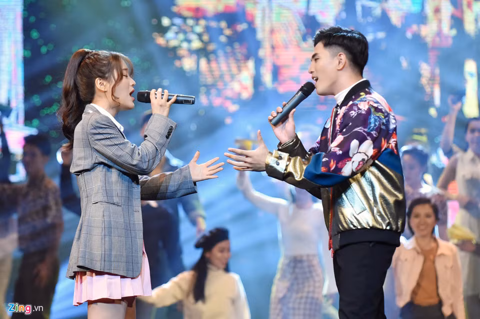 Xen kẽ các màn trao giải, lễ bế mạc HANIFF còn đem đến cho người xem một vài tiết mục văn nghệ. Will và Han Sara cùng nhau trình bày liên khúc nhạc phim Cô gái đến từ hôm qua - Tháng năm rực rỡ.