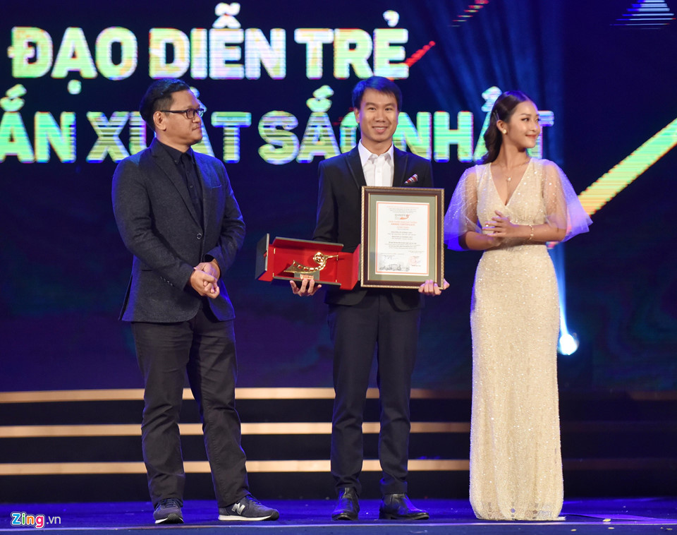 Nguyễn Lê Hoàng Việt nhận giải Đạo diễn trẻ phim ngắn xuất sắc với Bạn cùng phòng. Có độ dài 25 phút, tác phẩm theo chân Phan - một nhân viên ngân hàng muốn tìm kiếm người trò chuyện trong đêm Giáng sinh. Nhân vật gặp gỡ cô vũ công Lam và nhận ra giữa hai người tồn tại một sợi dây kết nối kỳ lạ.