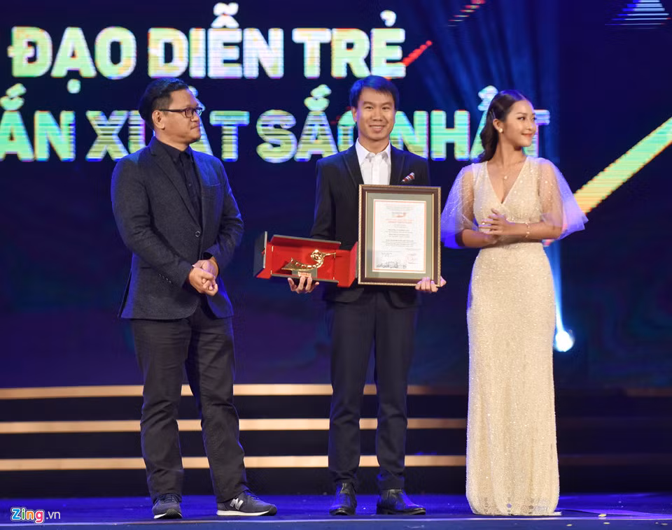 Nguyễn Lê Hoàng Việt nhận giải Đạo diễn trẻ phim ngắn xuất sắc với Bạn cùng phòng. Có độ dài 25 phút, tác phẩm theo chân Phan - một nhân viên ngân hàng muốn tìm kiếm người trò chuyện trong đêm Giáng sinh. Nhân vật gặp gỡ cô vũ công Lam và nhận ra giữa hai người tồn tại một sợi dây kết nối kỳ lạ.