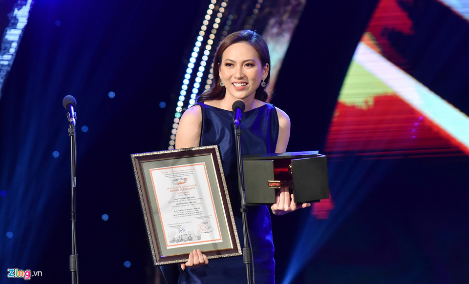 Trên sân khấu, nữ diễn viên chia sẻ đây là giải thưởng lớn đầu tiên trong sự nghiệp điện ảnh và là bước đệm quan trọng để cô hướng tới tương lai. Ngay sau vai diễn cô gái đi tìm cha ở Nhật Bản trong Nhắm mắt thấy mùa hè, diễn viên Phương Anh Đào còn tiếp tục tỏa sáng trong Chàng vợ của em bên cạnh Thái Hòa. Bộ phim thuộc dòng hài hước - lãng mạn của Charlie Nguyễn cũng là tác phẩm điện ảnh Việt Nam được khán giả yêu thích nhất trong khuôn khổ HANIFF năm nay. Như vậy, cả hai phim dài của nước nhà ghi dấu ấn tại sự kiện đều có sự góp mặt của Phương Anh Đào.