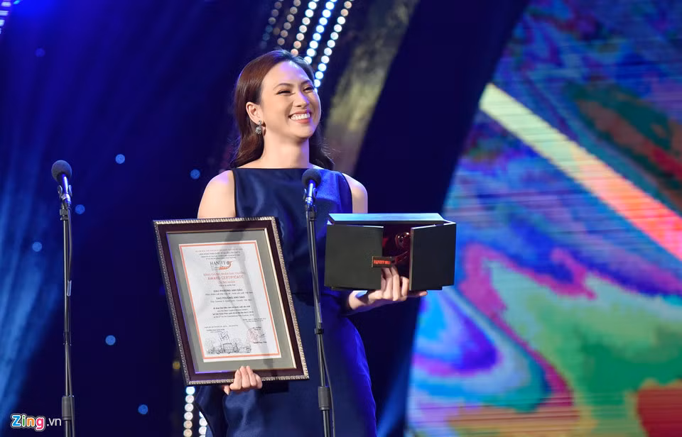 Liên hoan phim Quốc tế Hà Nội lần thứ V (HANIFF 2018) chính thức khép lại với lễ bế mạc và trao giải thưởng diễn ra tối 31/10 tại Cung văn hóa hữu nghị Việt Xô. Chiến thắng quan trọng nhất dành cho điện ảnh chủ nhà nằm ở hạng mục Nữ diễn viên chính xuất sắc dành cho Phương Anh Đào trong Nhắm mắt thấy mùa hè.