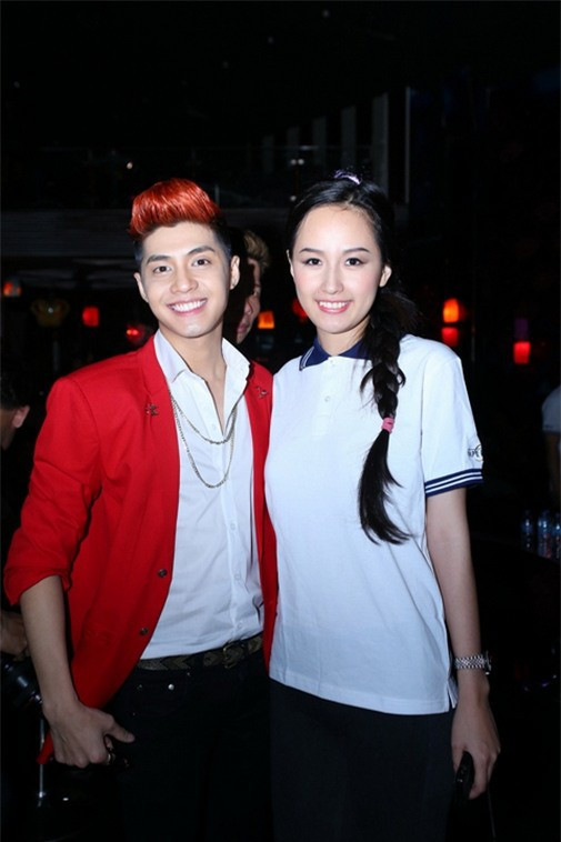 Cả hai cũng không ngại thể hiện tình cảm trước đám đông.