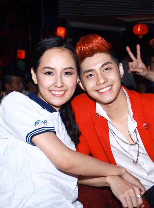 Cặp đôi có nhiều khoảnh khắc thân mật như ôm eo, cầm tay.