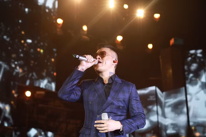 Trong đêm nhạc, Tuấn Hưng hát nhiều ca khúc làm nên tên tuổi của bản thân như Tìm lại bầu trời, Cầu vồng khuyết, Nắm lấy tay anh, Ngựa hoang, Đam mê,...